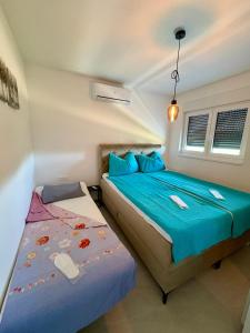 ein Schlafzimmer mit zwei Betten in einem Zimmer in der Unterkunft Vale in Benkovac