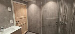 ein Badezimmer mit Dusche und Waschbecken in der Unterkunft Stølsheim in Tyinkrysset + 7 Fotos