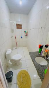 a bathroom with a toilet and a sink at Casa da Daniella in Conceição do Araguaia