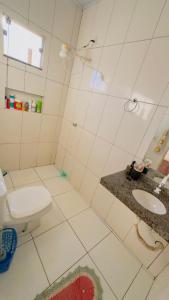 a bathroom with a toilet and a sink at Casa da Daniella in Conceição do Araguaia