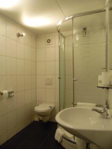 Kupatilo u objektu Hotel De Lange Man +15 fotografija