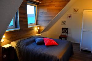 ein Schlafzimmer mit einem Bett mit zwei Kissen darauf in der Unterkunft Hôtel Restaurant La Couronne in Roppenheim