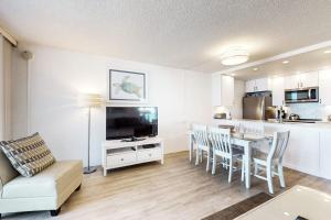 a living room with a dining table and a kitchen at Pyramid 4G in Ocean City