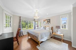 a bedroom with a bed and a chandelier at Royalty B&B in Richmond