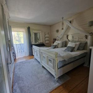 a bedroom with a bed with a canopy at Seelenversteck Oberaichwald in Latschach