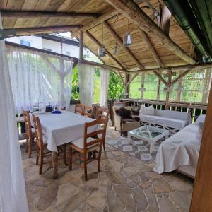 a room with a table and chairs and a couch at Seelenversteck Oberaichwald in Latschach