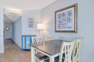 a dining room with a table and chairs at Pyramid 5C in Ocean City