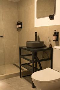 ein Badezimmer mit Waschbecken und Toilette in der Unterkunft Debatoun in Debed