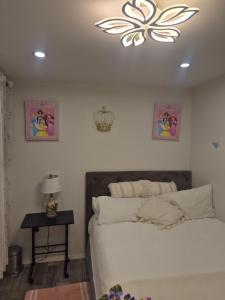 a bedroom with a white bed and a chandelier at La casa de la Playa in Primo Tapia