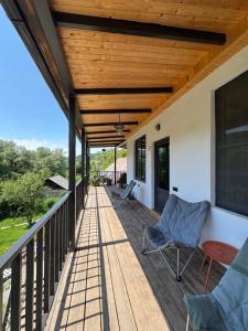 eine Terrasse mit Stühlen und einem Holzdach in der Unterkunft Debatoun in Debed + 19 Fotos