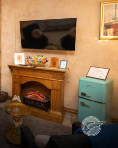 a room with an old refrigerator and a fireplace at Loft Michelle in Santeagueda