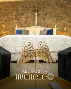 a bedroom with a bed with an angelica michilusilusilusilusilus at Loft Michelle in Santeagueda
