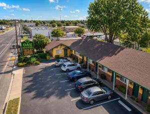 an aerial view of a parking lot in front of a cafe at Oak Motel Modesto CA in Modesto