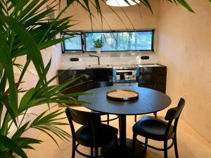 a kitchen with a table and some chairs and a plant at Wyszumiane in Staniszów