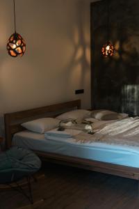 ein Schlafzimmer mit einem Bett, auf dem zwei Lampen hängen in der Unterkunft Debatoun in Debed