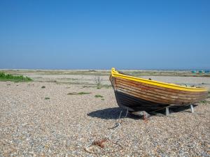 a boat sitting on top of a beach at Sea Pearl in Kessingland +2 photos