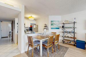 a kitchen and dining room with a table and chairs at Pyramid 8K in Ocean City