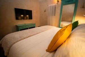 a bedroom with a bed with a yellow pillow on it at Departamento Olivos 4 in Santeagueda