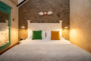 a bedroom with a bed with green and yellow pillows at Departamento Olivos 4 in Santeagueda