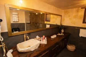 a bathroom with a sink and a large mirror at Departamento Olivos 4 in Santeagueda
