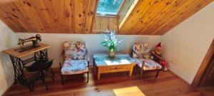 a room with two chairs and a table and a desk at Cztery Pory Lasu in Silna Nowa +7 photos