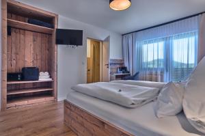 a bedroom with a large bed with a large window at Annies Bergwelt Haus Waldliebe in Bodenmais