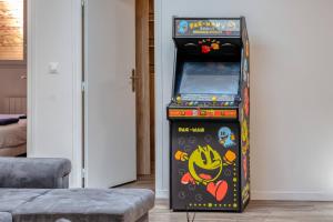 a video game machine with a hello kitty game at Loft pour 14 personnes in Saint-Étienne-du-Rouvray