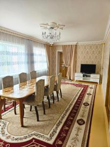 a dining room with a wooden table and chairs at Qecresh Garden House in Qǝçrǝş
