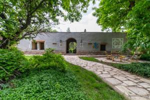 a garden with a stone path leading to a building at Rancho Por Fin in Barreal