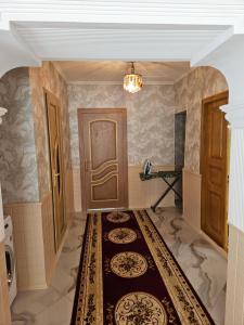 a room with a hallway with a door and a rug at Qecresh Garden House in Qǝçrǝş
