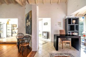 a kitchen and dining room with a table and chairs at Casa Campo Hotel Boutique - San Pedro in San Pedro