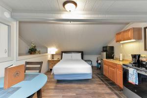 a small kitchen with a bed in a room at Timber Ridge Lodge Ouray in Ouray
