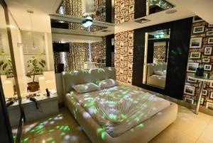 a bedroom with a large bed and a mirror at Altana Motel in Brasília +3 photos