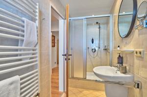 a bathroom with a sink and a shower at Annies Bergwelt Haus Waldliebe in Bodenmais +33 photos