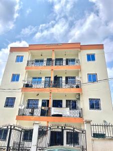 a tall building with balconies on the side of it at Résidence T&M ODZA Yaoundé Cameroun in Méhandan