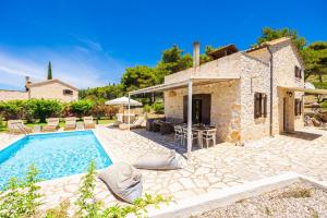 an image of a villa with a swimming pool at Villa Boscheto Tria in Agios Leon