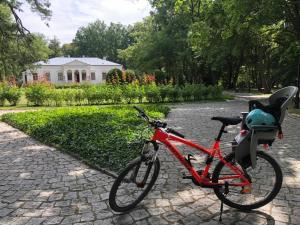 a red bike parked in front of a house at Glamping - Projekt Alpaka in Garbatka-Letnisko