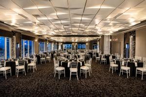 ein Festsaal mit Tischen und Stühlen in einem Raum in der Unterkunft Hotel de la Rive in Sorel