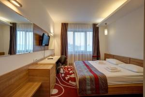 TV a/nebo společenská místnost v ubytování Hotel Ave Lux