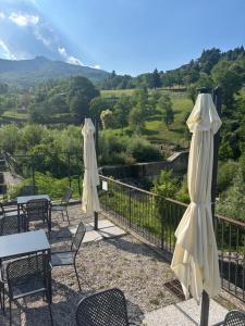 Zwei weiße Sonnenschirme stehen auf einer Terrasse mit Aussicht in der Unterkunft ONE Center in Fanano
