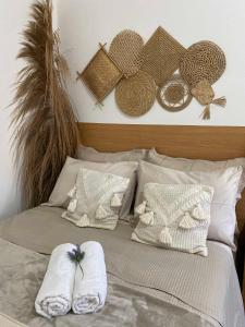 a bed with towels and hats on the wall at Hostel Amor por SP - BRÁS in São Paulo