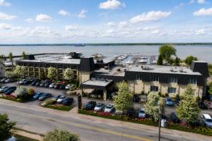 Luftaufnahme eines Gebäudes mit Parkplatz in der Unterkunft Hotel de la Rive in Sorel