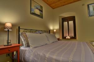 En eller flere senge i et værelse på Gartagani Guest House