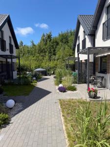 a brick walkway next to a house at PORTKNAUBER in Rowy