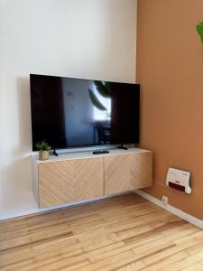 a flat screen tv in a corner of a room at JUPAS - Premium Apartments in Konz