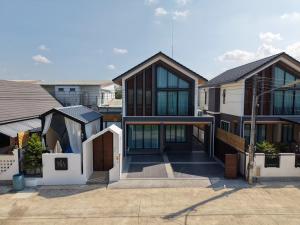 a large house with a lot of windows at Queen Ma Pool villa in Ban Nong Bua