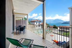 ein Balkon mit Stühlen und Blick aufs Wasser in der Unterkunft Appartamento Due Stelle Musso in Musso
