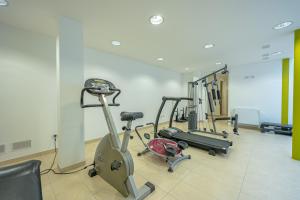 ein Fitnessstudio mit mehreren Ergometern und einem Laufband in der Unterkunft Appartamento Due Stelle Musso in Musso