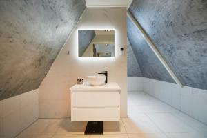 Ένα μπάνιο στο "DE BANK" - Hotel Apartments
