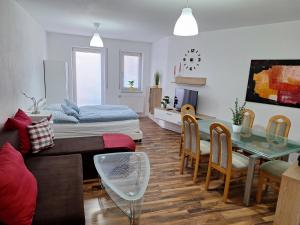 a living room with a couch and a table at Kleinstadt-Fritz in Radeburg